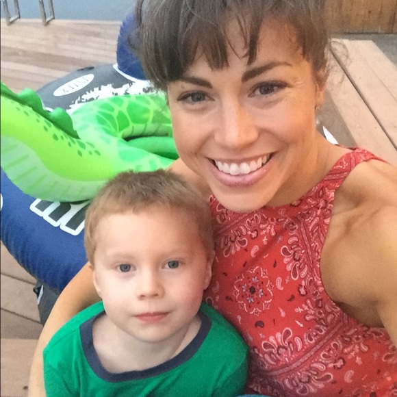 Meet your Posher, Janelle - Picture 3 of 4